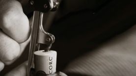 I viticoltori possono controllare la quantità di ossigeno che entra nel vino attraverso il tappo